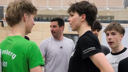 Bild: gsp
Kurze Mannschaftsbesprechung des Trainers Michi Brunner (Mitte, hinten) während einer Pause im Training. Am kommenden Wochenende tritt die U18 des VC/DJK Amberg bei der deutschen Meisterschaft vor heimischer Kulisse an.