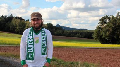Bild: stg
Von seinem Haus aus in Zessau hat der Sachse Stephan Müller einen perfekten Blick zum Rauhen Kulm: In der Oberpfalz ist er heute zu Hause, seine Leidenschaft gehört aber immer noch – das Outfit macht es deutlich - der BSG Chemie Leipzig.
