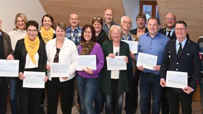 Bild: gf
Neun gemeinnützige Organisationen erhielten von der Ludwig-Donhauser-Stiftung insgesamt 14000 Euro. Unser Bild zeigt die Vertreter der begünstigten Organisationen sowie den Stiftungsvorsitzenden Werner Wendl (Achter von rechts).