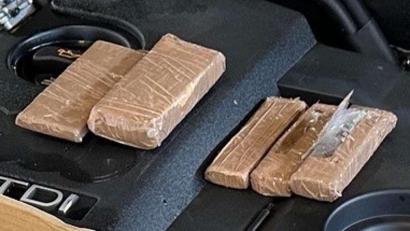 Bild: Zoll
Die Goldbarren waren in Klebeband eingewickelt. Versteckt hatte der Fahrer sie in den Hohlräumen der Frontscheinwerfer seines Pkw.
