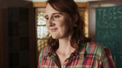 Bild: Stonewood Film e. V.
Magdalena (Christina Baumer), freut sich, weil das „Wirtshaus Rosi“ endlich wieder besser läuft.