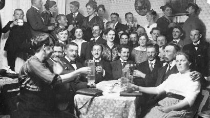 Bild: hev
Gesellig, gemütlich und auch zünftig ging es früher in den Gaststätten in Eschenbach und Umgebung zu, wie hier bei einer Feier im Café Schmidt (heute Stadtcafé). Das zeigt auch die Sonderausstellung im Museum „Beim Taubnschuster“, das sonntags von 14 bis 17 Uhr und mittwochs von 15 bis 17 Uhr geöffnet ist.
