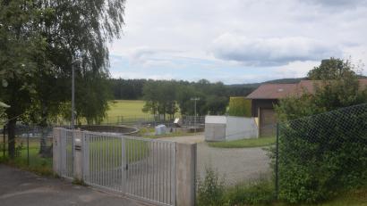 Bild: fz
Die Abwässer von Letzau fließen in die Kläranlage nach Irchenrieth. Diese betreibt der Abwasserzweckverband Irchenrieth-Bechtsrieth. Die Anlage braucht eine Sanierung. Damit es dafür besondere Zuschüsse gibt, galt es für die Gemeinde Theisseil, schnell Geld locker zu machen.