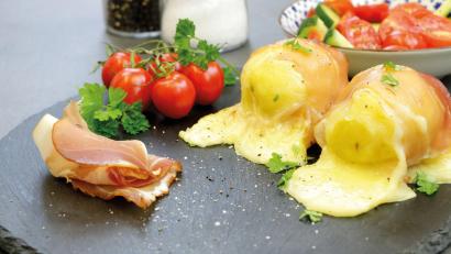 Bild: KMG/Die-Kartoffel.De/dpa-tmn
Mit ein paar Ideen lassen sich aus Resten der Festtage wie beispielsweise aus dem Käse vom Raclette schnelle, einfache und leckere Gerichte zubereiten.