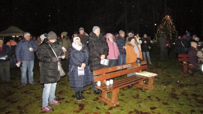 Bild: sei
Einige Hundert Besucher trotzten dem Regen und kamen zur Waldweihnacht ins Waldforum bei Rupprechtsreuth.