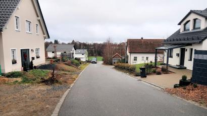 Bild: bsc
Der Gemeinderat unterstützte das Anliegen von Anwohnern der Ortsstraße „Am Grundacker“ und stimmte für eine Geschwindigkeitsbegrenzung. Demnächst gilt hier auf der gesamten Straße eine Höchstgeschwindigkeit von 20 km/h.