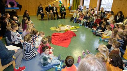 Bild: Fred Lehner
Ein großer Kreis sagte dem scheidenden Leiter Sebastian Reil ein Dankeschön für eine tolle Zeit.