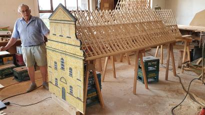 Bild: Karl Müller/exb
Josef Hauer (84) baut ein Dachmodell vom Mariahilfberg.