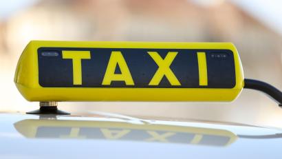 Symbolbild: Jan Woitas/dpa-Zentralbild/dpa/Symbolbild
Mit diebischen Fahrgästen hatte es eine Taxi-Fahrerin in Sulzbach-Rosenberg zu tun.