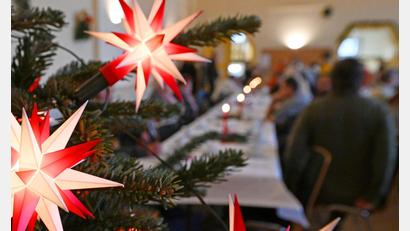 Symbolbild: Martin Schutt/dpa
Gute Gespräche, weihnachtliche Stimmung und festliches Essen: Rund 100 Menschen werden gemeinsam das Weihnachtsfest für Alleinstehende in Weiden feiern.