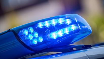 Symbolbild: Lino Mirgeler/dpa
In zwei Fällen von Fahrerflucht vom vergangenen Freitag ermittelt derzeit die Weidener Polizei.
