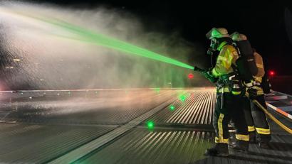 Bild: Klinikum/Bigalke
Übung für den Ernstfall auf dem Hubschrauberlandeplatz des Klinikums: Die Betriebsfeuerwehr wurde von den Feuerwehren Amberg und Raigering sowie vom THW Amberg unterstützt.