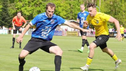 Bild: war
Andy Wendl (links) ist auch ein wichtiger Abwehrmann beim SV Etzenricht. Aber noch wichtiger ist er als Trainer. Der Amberger hat jetzt seinen Vertrag verlängert.