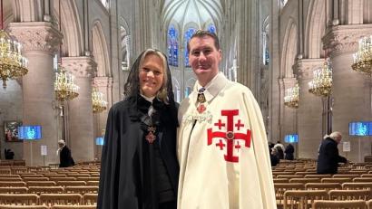 Bild: Dorgan
Barbara und Stephen Dorgan nehmen als Mitglieder des Ritterordens vom Heiligen Grab in Jerusalem an der feierlichen Rückkehr der Dornenkrone Jesu nach Notre Dame teil.