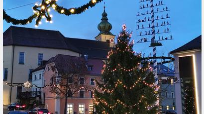 Bild: Portner
Der Marktplatz von Oberviechtach lässt die Vorfreude auf Weihnachten leuchten.
