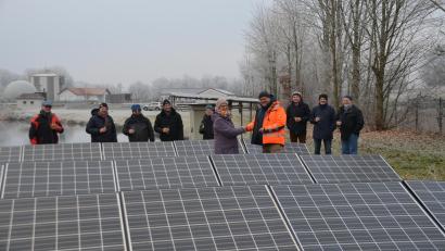 Bild: ak
KEM-Solar-Geschäftsführerin Heidrun Schelzke-Deubzer übergibt die Schlüssel der PV-Anlage an den Betriebsleiter der Kemnather Kläranlage Martin Zenker.