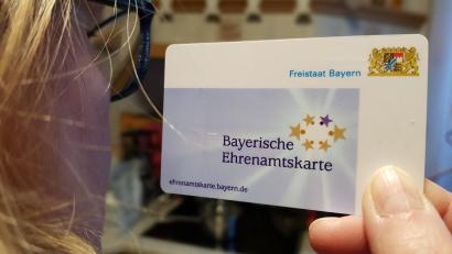 Bild: Benkhardt
Mit der Ehrenamtskarte will das Landratsamt in Tirschenreuth die Bereitschaft, sich in der Öffentlichkeit zu engagieren, fördern. Viele wissen allerdings nicht, welche Vorteile die Karte bringt.