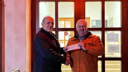 Bild: exb
Eine Spende in Höhe von 2000 Euro überreichte Bürgermeister Werner Prucker (links) dem Vorsitzenden der Kinderkrebshilfe Oberpfalz Nord, Herbert Putzer.