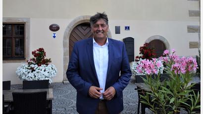 Bild: rgr
Edgar Knobloch vor dem Grafenwöhrer Rathaus.