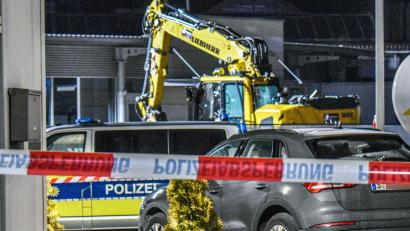 Bild: Fabian Koss/onw-images/dpa
Der Bagger hat eine Schneise der Verwüstung hinterlassen.