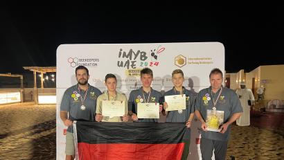 Bild: Bohmann
Freude über den Vize-Titel bei der Weltmeisterschaft der Jungimker in Dubai bei (von links) Betreuer Stefan Hubmann, Lucas Brütting, Jannik Bohmann, Joshua Pfadenhauer und Betreuer Matthias Bohmann.