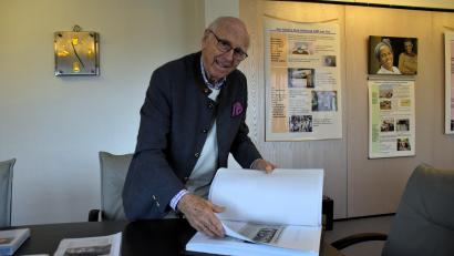 Bild: ubb
Der 85-jährige Klaus Kupke ist nicht nur Gründungsmitglied im Rotary Club Stiftland. Er ist der "Hüter" aller Ereignisse, die seither im Club stattgefunden haben. Ein ansehnlicher Aktenordner ist der Beweis, dass das soziale Engagement der Rotarier in den vergangenen 30 Jahren seit der Gründung nie nachgelassen hat.