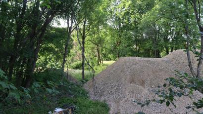 Bild: mfh
Blick von der Bahnhofstraße in Richtung Breslauer Weg: Während im Vordergrund ein Ersatzbau für das abgerissene Rösch-Hauses beschlossene Sache ist, soll auch dahinter ein Baugebiet ausgewiesen werden.