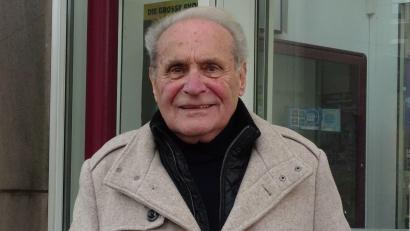 Bild: Houschka
Zum 80. Geburtstag ein Besuch in der Redaktion: Klaus Högl vor dem Eingang zur Amberger Zeitung, für die er 40 Jahre lang als Reporter gearbeitet hat.