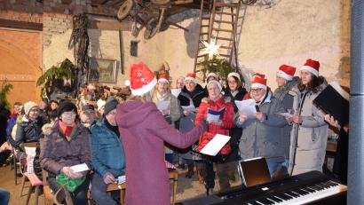 Bild: hdk
Der Gospelchor unter der Leitung von Annika Bauer sang im Stadel der ehemaligen Wagnerei Kohl bei der Adventsandacht.