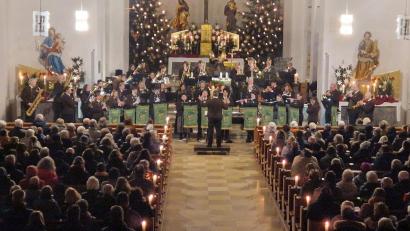 Bild: mab
Die Blaskapelle Schwarzenfeld setzt mit ihrem Weihnachtskonzert in der voll besetzten Pfarrkirche einen Schlussakkord unter ihr Jubiläumsjahr.
