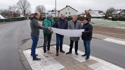 Bild: stg
Die Ortsdurchfahrt ist nicht nur neu, sondern auch erweitert worden um einen Gehweg und eine Querungshilfe. Klar, dass sich die Verantwortlichen beim Ortstermin entsprechend freuten.