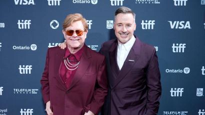 Archivbild: Chris Pizzello/Invision/AP/dpa
Pop-Legende Elton John und sein Mann David Furnish freuen sich auch über prominente Gratulanten.