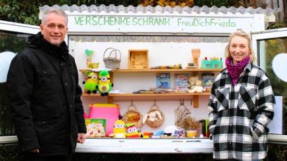 Bild: Regina Schatz
Hermann Böhm (links) und Regina Schatz, Beauftragte der Gemeinde Poppenricht für Jugend und Senioren, Renten- und Sozialangelegenheiten, Kindertagesstätten und Schule, vor dem Verschenkeschrank.