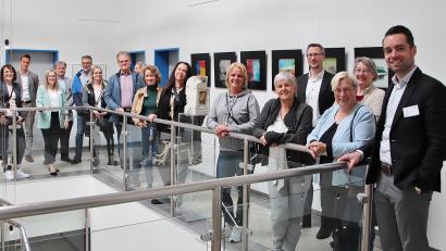 Bild: Thomas Dobler
EMZ-Personalleiter Markus Block (rechts) und eine Delegation des Lokalen Bündnisses für Familien im Landkreis Schwandorf während des Betriebsbesuchs bei der Firma EMZ-Hanauer in Nabburg.