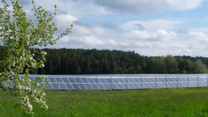Bild: do
Bald wird es auch in der Nähe des Sonnenkraftwerkes Barbaraberg "Glitzern". Wenige hundert Meter davon entfernt und ebenfalls an der Kreissteraße NEW 5 gelegen planen die NEW-Neue Energien West und die Gemeinde Speinshart einen weiteren Solarpark mit einer Leistung von zirka 7 Megawatt Peak.