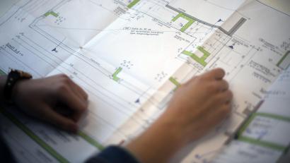 Symbolbild: Ina Fassbender/dpa
Per Hand wird in den meisten Architekturbüros schon länger nicht mehr gezeichnet. Die Pläne entstehen heute am Computer. Trotzdem mussten sie bislang für das Genehmigungsverfahren noch ausdruckt werden. Das ändert sich nun.