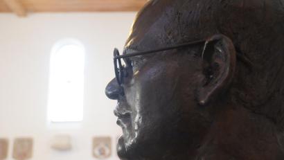 Bild: Gabi Schönberger
Die Büste von Dietrich Bonhoeffer in der KZ-Gedenkstätte Flossenbürg.