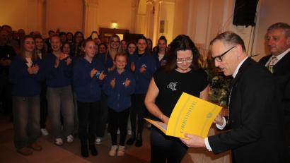 Bild: kro
Die Tanzgruppe der Mädchenrealschule mit ihrer Trainerin Martina Kick-Wittmann bei der Ehrung durch Bürgermeister Bernd Sommer.