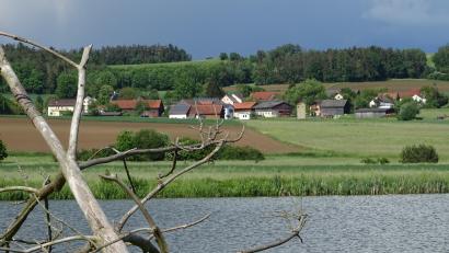Bild: Houschka
Das Dorf Jeding gehört zu den kleineren Ortsteilen der Gemeinde Fensterbach. Es liegt an der Straße zwischen Wolfring und Högling, hat aktuell 80 Einwohner.