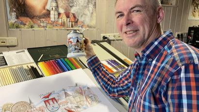 Bild: aub
Mit Bleistift und Buntstift entstand das Motiv, das nun rund um den Bierkrug zu sehen ist - wie ein "kleiner Stadtrundgang".