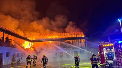 Bild: Kreisbrandinspektion Amberg-Sulzbach
Feuerwehrleute löschen einen hell in Flammen stehenden Rinderstall bei Mittelmühle (Hirschau). Hier war am Sonntag, 1. Dezember, aus bislang ungeklärter Ursache Feuer ausgebrochen.