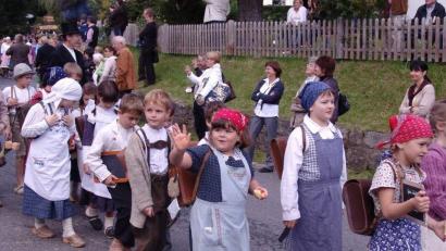 Archivbild: stg
Alle zehn Jahre wird in Kastl das Erntedankfest mit einem historischen Erntedankzug gefeiert, zuletzt 2010. Nächsten September ist es wieder soweit: Wie auf diesem Archivbild soll wieder eine historische Schulklasse mit dabei sein.