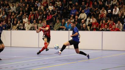 Bild: Dieter Jäschke
Zwei Protagonisten des Hallencups der SpVgg SV Weiden im direkten Duell: Benedikt Meckl (links) vom SC Luhe-Wildenau wurde bester Torschütze, Moritz Zeitler von der SpVgg SV Weiden bester Spieler.