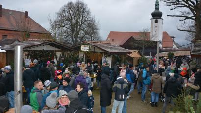 Bild: jr
Trotz des phasenweise schlechten Wetters war ganz schön was los auf dem Weihnachtsmarkt in Leonberg.