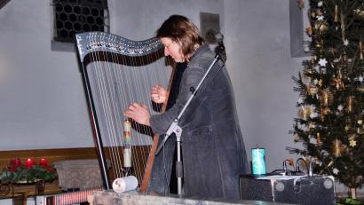 Bild: ds
Andy Lang begleitete seine Liedvorträge vor dem Altar der St.-Nikolauskirche meisterhaft an der Harfe.