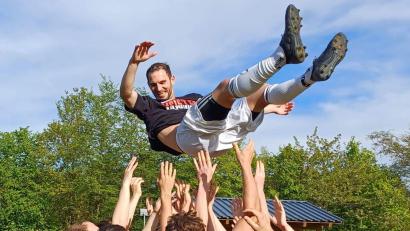 Bild: Kotzbauer
Hoch soll er leben: Die Meistermannschaft der DJK Ursensollen feiert ihren Spielertrainer Thomas Kotzbauer nach dem Sieg gegen Schmidmühlen II. Durch den Patzer von Germania Amberg krönte sich die DJK frühzeitig zum Meister.