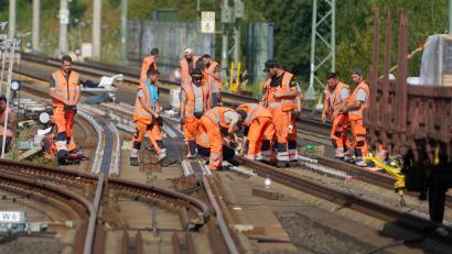Symbolbild: Thomas Frey/dpa
Wegen umfangreicher Gleisarbeiten ist die Strecke der Linie RB 28 zwischen Cham und Lahm von 30. Dezember (8 Uhr) bis 11. Februar (8 Uhr) gesperrt. Der Zugausfall für Reisende im Regionalverkehr wird durch Busse ersetzt.