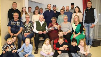Bild: war
Sitzend, mit ihrem jüngsten Urenkel im Arm, eingerahmt von ihren vier Kindern und Ehemann Alois sowie zusammen mit Familienmitgliedern sowie geladenen Gästen ließ sich Jubilarin Marga Böhm ablichten.