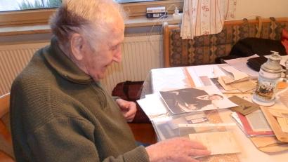 Bild: Friedrich Wölfl
Beim Sichten von Unterlagen fallen dem 98-jährigen Johann Mayer immer wieder Episoden aus seinem Leben ein.