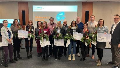 Bild: Thomas Völkl/exb
Bei der Spendenübergabe (von links) Gaby Suft (Siemens Healthineers), Marion Götz, Jutta Deiml (beide Kinderschutzbund), Annke Gräbner (Betriebsrätin), Christine Sporrer (Hilfe für Anja), Erwin Bösl, Julia Schmeller (beide OBA/FeD), Wolfgang Drechsler (Betriebsrat), Anja Baumann, Jörg Meier, Alexandra Küfner (alle Herzenswunsch BRK Bayreuth), Markus Wolf (Personalleiter), Gabi Gossow-Look (Avalon) und Johannes Waldhör (Standortleiter).